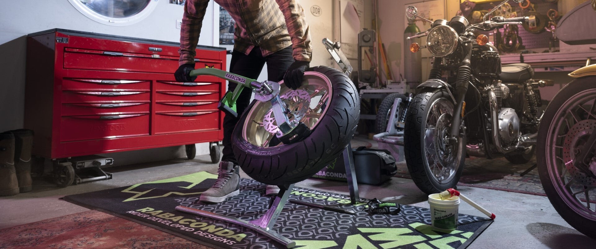 Replacing_your_own_motorcycle_tire_Rabaconda-front_3_1.jpg