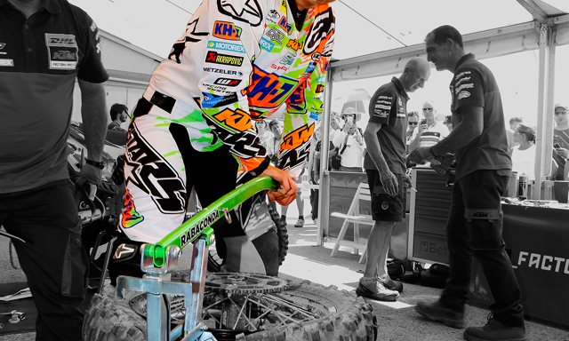 Laia Sanz Tyre Change at EWC Spain 2015