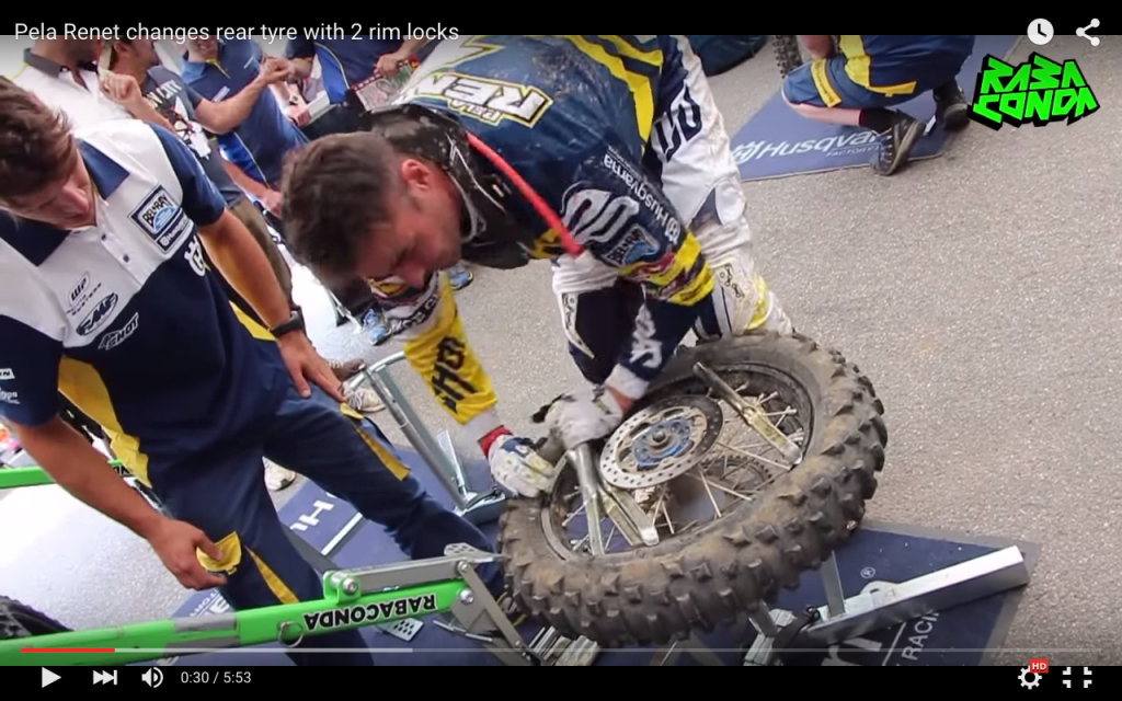Pela Renet changes rear tire with 2 rim locks [VIDEO]
