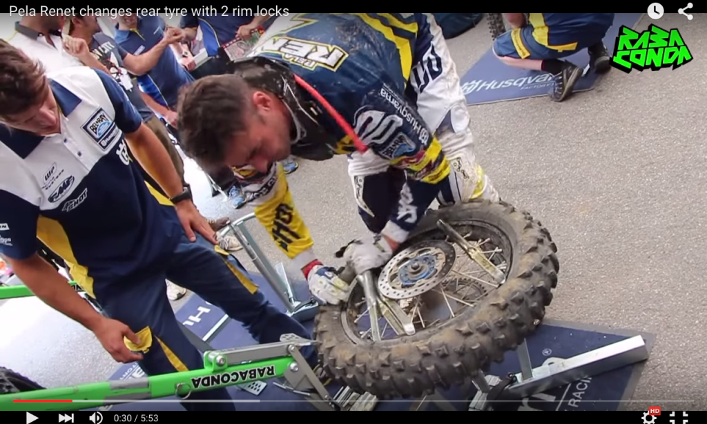 Pela Renet changes rear tire with 2 rim locks [VIDEO]
